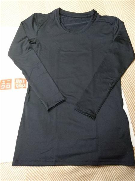 ユニクロのエアリズムパフォーマンスサポートTシャツ（長袖）のブラックの前面