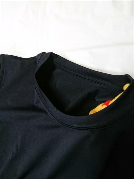 ユニクロのエアリズムパフォーマンスサポートTシャツ（長袖）のブラックの首もとのアップ
