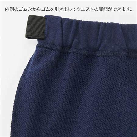 ネイビーのレゴスウェットセット(キッズ)のパンツのウエストがゴムで調整できる様子
