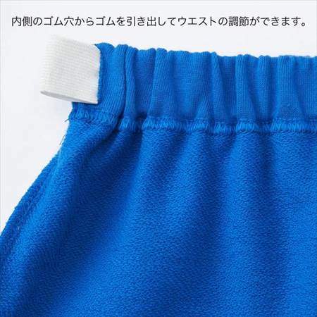 ブルーのレゴスウェットセット(キッズ)のパンツのウエストがゴムで調整できる様子