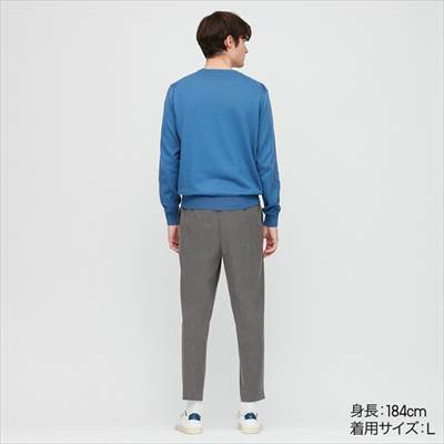 ユニクロのEZYアンクルパンツ（2WAYストレッチ・丈標準64.5～70.5cm）を履いている男性