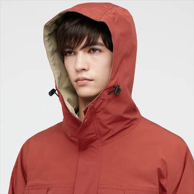 本格的 ユニクロのマウンテンパーカはカジュアルにもアクティブにも使える ろんぶり