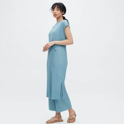 2023春夏新作】ユニクロのプリーツストレートパンツ|素材感をいかした