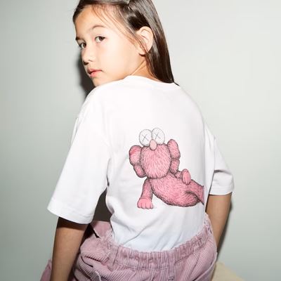 2023年新作ユニクロ×カウズ（KAWS）のコラボUT・KIDS グラフィックTシャツ（半袖・レギュラーフィット）