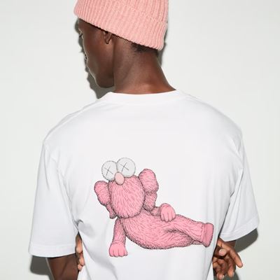 2023年新作ユニクロ×カウズ（KAWS）のコラボUT・グラフィックTシャツ（半袖・レギュラーフィット）