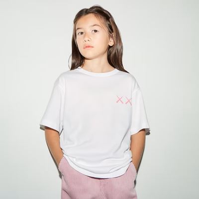 2023年新作ユニクロ×カウズ（KAWS）のコラボUT・KIDS グラフィックTシャツ（半袖・レギュラーフィット）