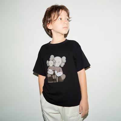 2023年新作ユニクロ×カウズ（KAWS）のコラボUT・KIDS グラフィックTシャツ（半袖・レギュラーフィット）