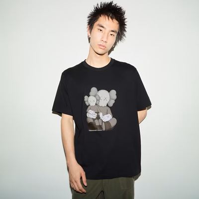 2023年新作ユニクロ×カウズ（KAWS）のコラボUT・グラフィックTシャツ（半袖・レギュラーフィット）