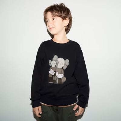 2023年新作ユニクロ×カウズ（KAWS）のコラボUT・KIDS スウェットシャツ（長袖）