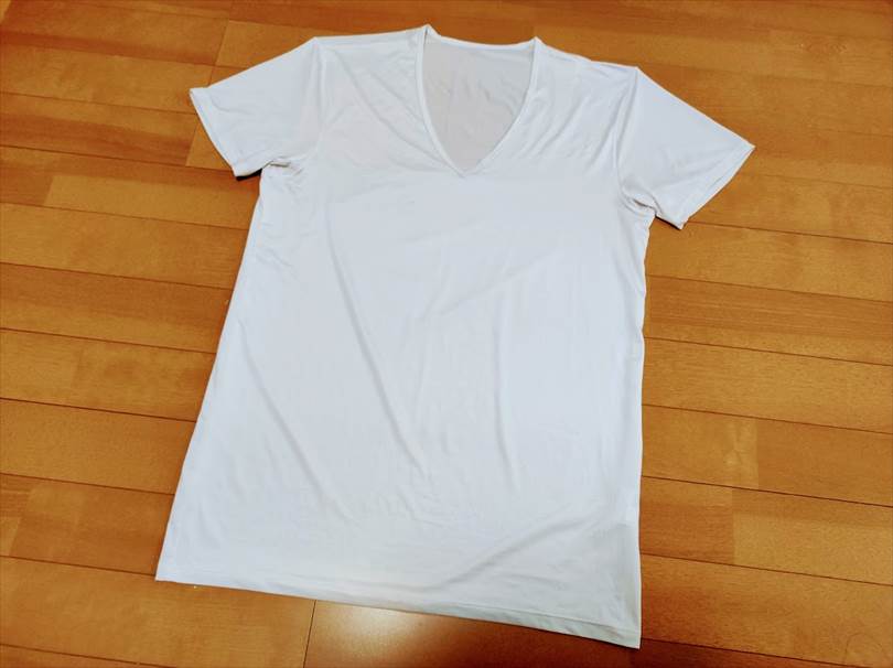 ユニクロのエアリズムVネックTシャツ（半袖）